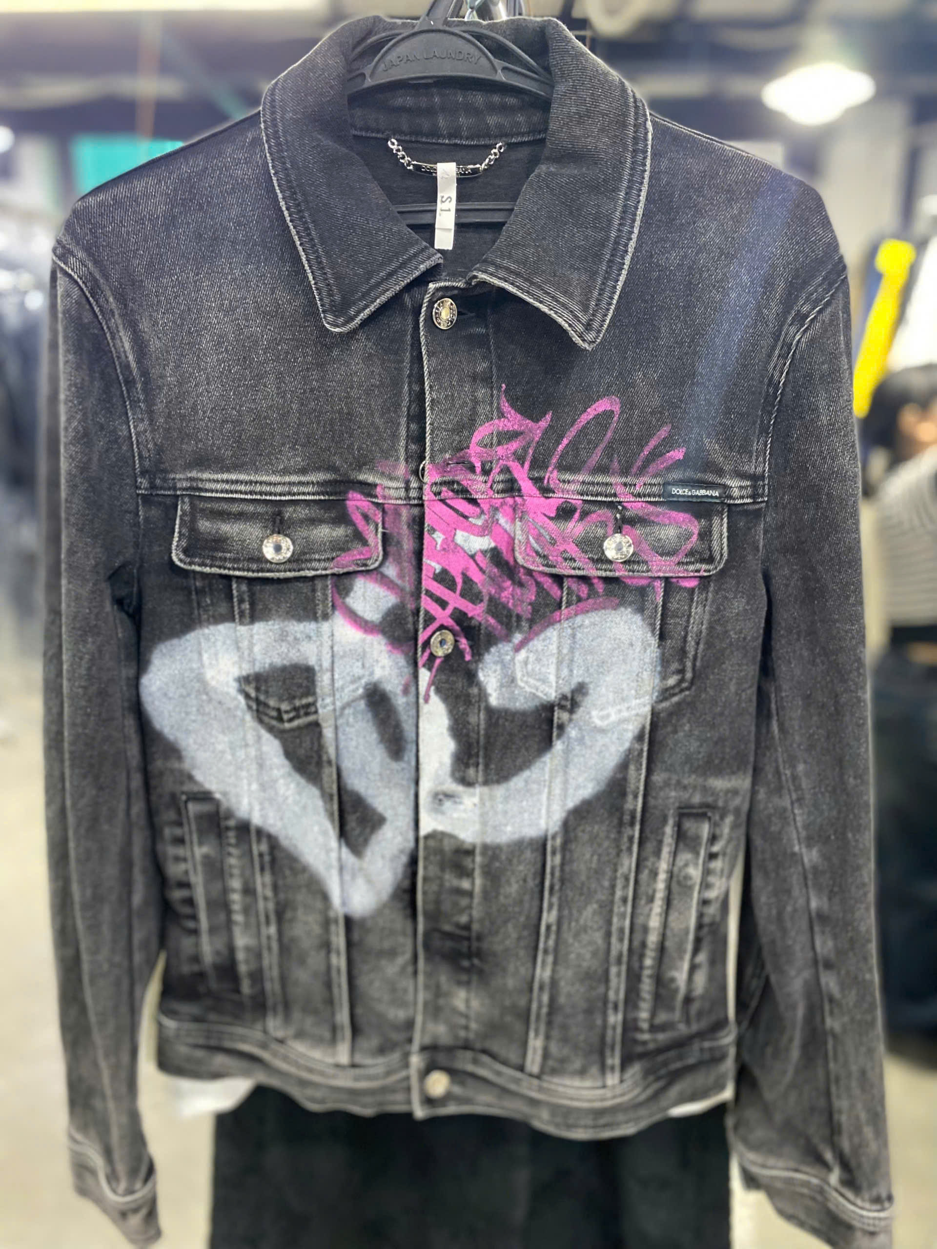 Để chiếc áo Jeans (denim) hàng hiệu của bạn luôn bền màu và giữ đúng form dáng, việc giặt đúng cách ngay từ lần đầu tiên là cực kỳ quan trọng. Để chiếc áo Jeans (denim) hàng hiệu của bạn luôn bền màu và giữ đúng form dáng, việc giặt đúng cách ngay từ lần đầu tiên là cực kỳ quan trọng.